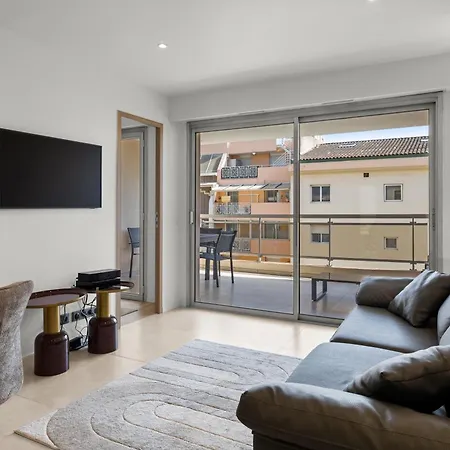 Regina Apartment *